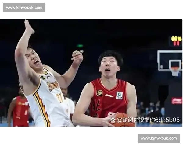 恒大与东方香港激战正酣，赛场精彩对决引发球迷热议